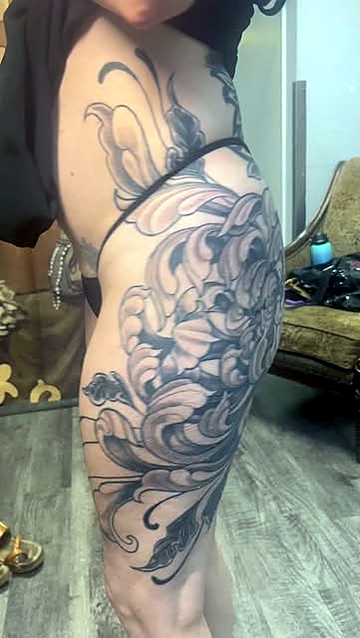 Black and grey floral thigh piece